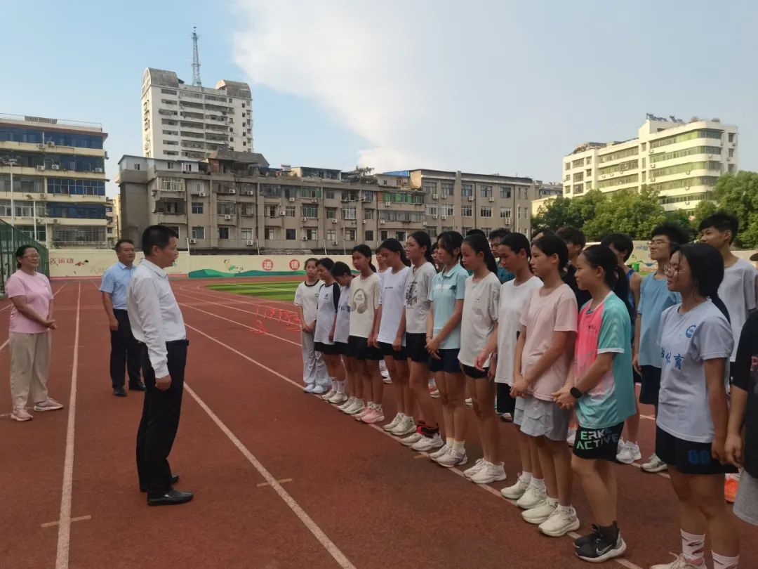 <a href="https://mp.weixin.qq.com/s/vsAX6kOaZYf0WIS4E64eeA">陈焱华慰问集训师生</a>